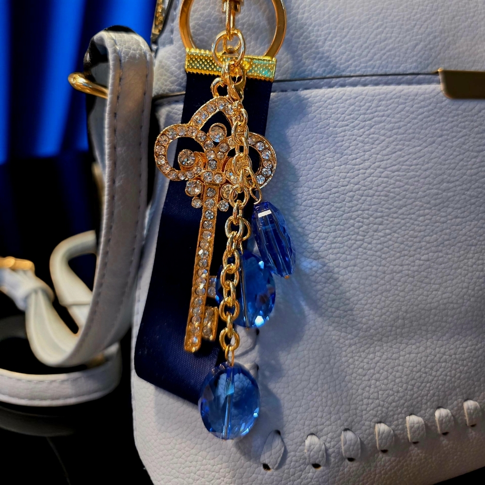 SALE! Soft Blue Mid-Sized Vegan Leather Crossbody Handbag - Picture 4 of 8